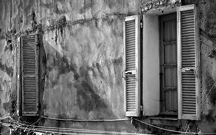 Photo en noir et blanc de Marilg : mur de maison en Corse.