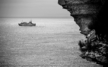 Photo en noir et blanc de Marilg : bateau et falaise