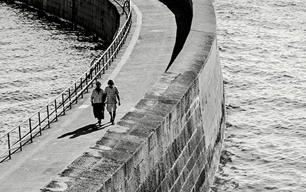 Photo en noir et blanc de Marilg : 2 passants sur une digue.