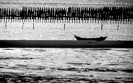 Photo en noir et blanc de Marilg : barque sur l'eau.