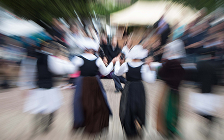 Photo en couleur de Marilg : danseurs folkloriques avec effet de zooming, plan sur trois femmes